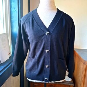 Vila Milano Knit V-Neck Sweater With Bow Accents, Size Medium Style#15968-701